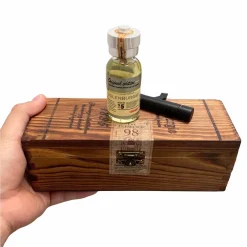 Cận cảnh chai Popper Aged 95 bên trong hộp gỗ sang trọng tại Quang Minh Shop